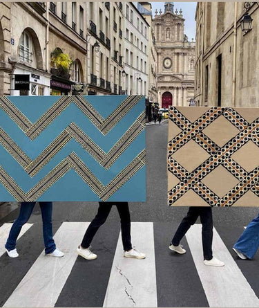 Paneles con papeles pintados geométricos de Le Monde Sauvage, fotografiados en una calle