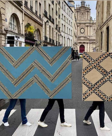 Paneles con papeles pintados geométricos de Le Monde Sauvage, fotografiados en una calle