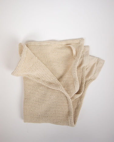 Paño Nira crudo doblado con trabilla para colgar y textura waffle de Olsson & Jensen
