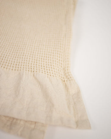 Textura de nido de abeja y banda lisa de los paños de cocina crudos