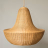 Pantalla colgante de ratán natural de Mahe Homeware: pantalla con cuello alargado y cuerpo inferior ancho.