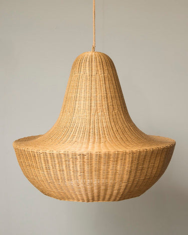 Pantalla colgante de ratán natural de Mahe Homeware: pantalla con cuello alargado y cuerpo inferior ancho.