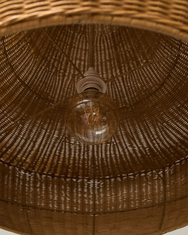 Interior con estructura y bombilla de ejemplo.