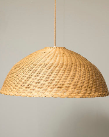Pantalla colgante grande de ratán natural de Mahe Homeware: pantalla natural en cúpula con cable de ejemplo.