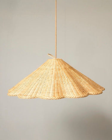 Pantalla colgante mediana de ratán natural de Mahe Homeware: pantalla cónica aplanada de borde ondulado.