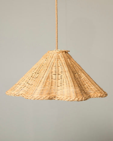 Pantalla colgante pequeña de ratán natural de Mahe Homeware: pantalla pequeña de borde ondulado.