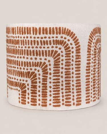 Pantalla de algodón con arcos en tono terracota de âme philo, pantalla aislada, vista frontal