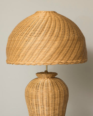 Pantalla grande de ratán natural de Mahe Homeware: pantalla natural en cúpula montada sobre base no incluida.