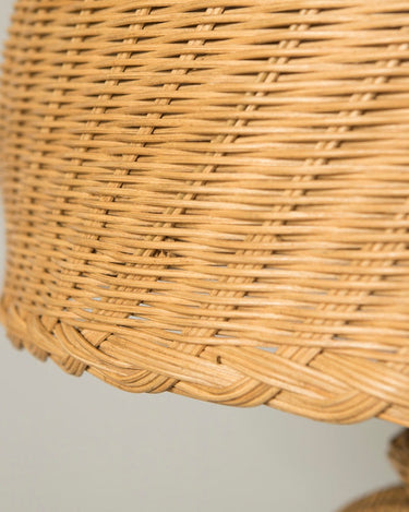 Pantalla de Mahe Homeware: trama de ratán y borde trenzado.