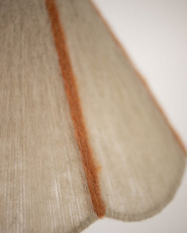Pantalla de lámpara de mohair beige plisada de Olsson & Jensen, vista de perfil