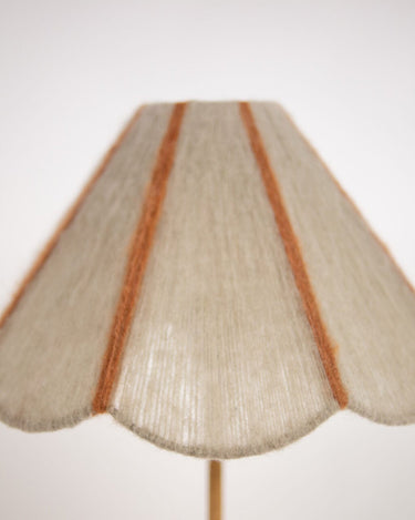 Perfil y borde ondulado de las pantallas de mohair beige