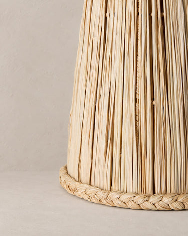 Detalle del borde trenzado y las fibras verticales de las pantallas de rafia natural de HK Living
