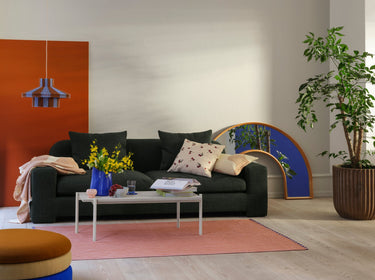 Otra perspectiva de pantalla de lámpara de techo de yute bicolor grande de Broste Copenhagen