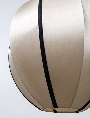 Detalle de la seda cruda y el ribete negro de la pantalla Oval Classic
