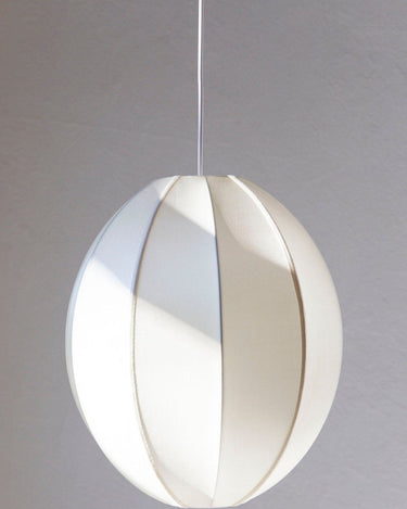 Pantalla colgante oval de seda blanco roto estilo escandinavo