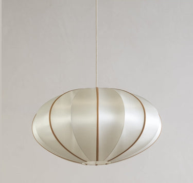 Pantalla Pumpkin de seda crudo y ámbar Ø65 cm de Oi Soi Oi, detalle de la seda y las varillas curvas