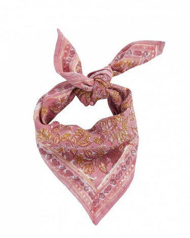 Pañuelo infantil Bonheur du Jour Arya Malaga rosa, anudado sobre fondo blanco