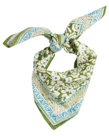 Pañuelo infantil Bonheur du Jour verde, anudado con las puntas visibles