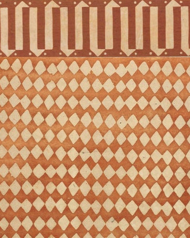 Papel pintado Diamond de papel de arroz en ocre y crudo · 4 m² de Le Monde Sauvage, combinado con un friso geométrico