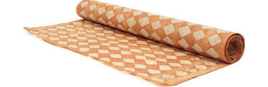 Papel pintado Diamond de papel de arroz en ocre y crudo · 4 m² de Le Monde Sauvage, rollo parcialmente desplegado
