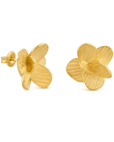 Par de pendientes dorados pequeños de flor aislado sobre blanco, con presión visible.