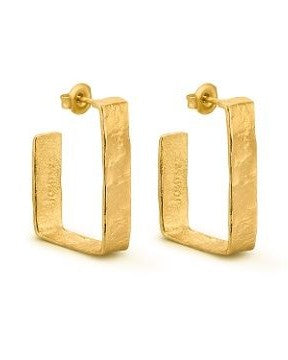 Par de aros rectangulares dorados anchos aislados sobre blanco.