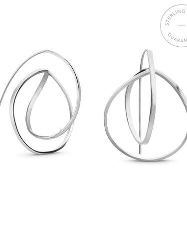 Par de pendientes plateados grandes aislado sobre blanco; extremos exteriores algo recortados y sello parcial Sterling Silver.