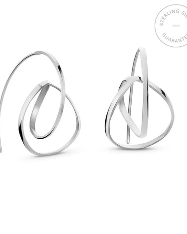 Par de pendientes plateados medianos de cintas entrelazadas aislado sobre blanco, sello parcial Sterling Silver.