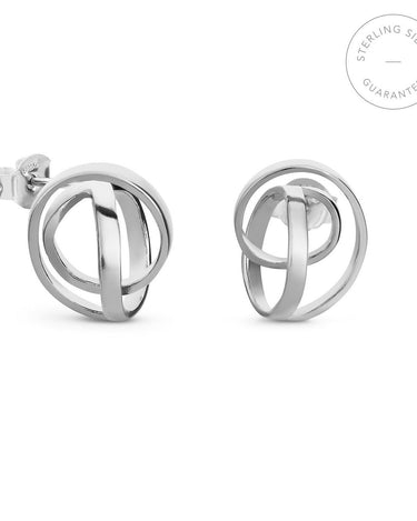 Par de pendientes plateados de cintas entrelazadas aislado sobre blanco; se ve una presión y un sello parcial Sterling Silver.