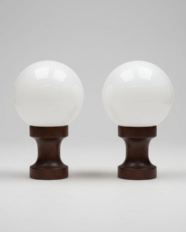 Pareja de lámparas de mesa de madera y opalina
