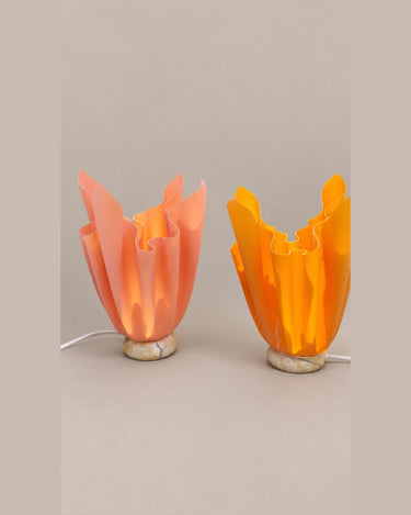 Pareja de lámparas vintage rosa y naranja — pareja de lámparas vista en diagonal