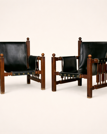 Vista posterior de los sillones vintage de madera