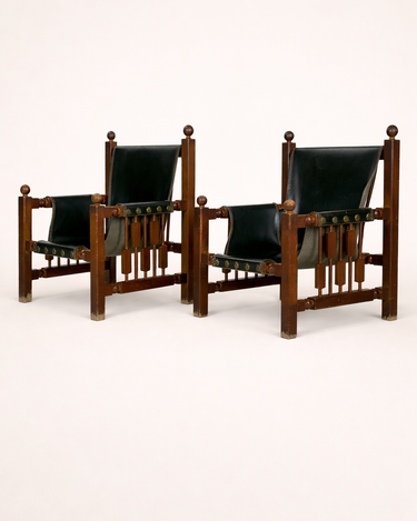 Pareja de sillones vintage de madera y asiento negro