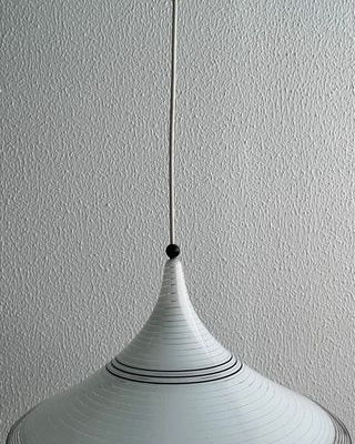 Una de las piezas de la pareja de lámparas colgantes vintage, con pantalla blanca y aros negros junto al cuello
