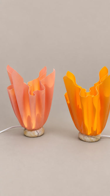 Pareja de lámparas vintage rosa y naranja — pareja de lámparas vista en diagonal