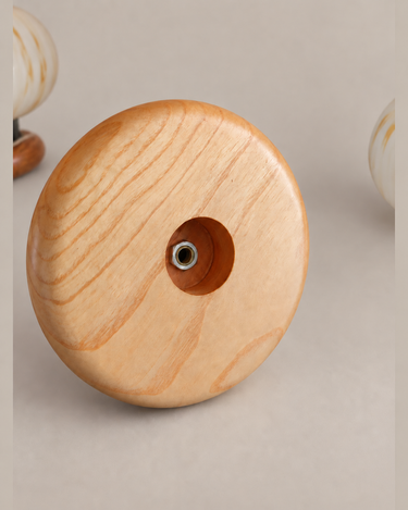 Parte inferior de la base circular de madera de una lámpara de la pareja