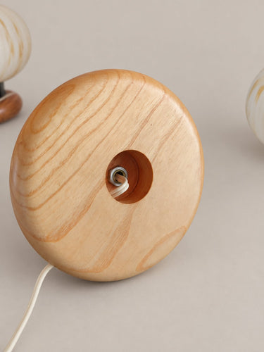 Parte inferior de la base circular de madera de una lámpara de la pareja