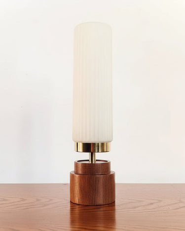 Pareja de lámparitas de noche mid century con madera de teca y cristal acanalado