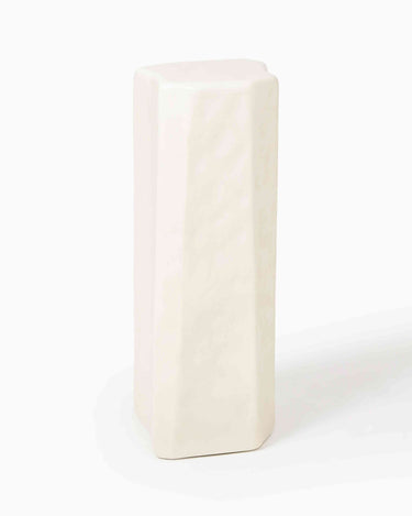 Pedestal de Ferm Living con contorno irregular y textura mineral, vista completa.