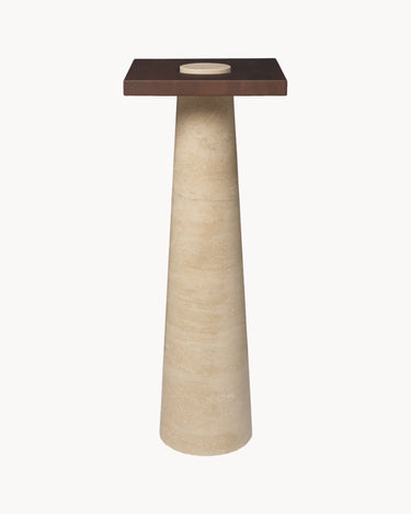 Vista frontal del pedestal, con base cónica clara y tablero oscuro.