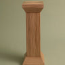 Pedestal de ratán tejido a mano de Mahe Homeware: pedestal de ratán de columna cuadrada con pie y remate más anchos.