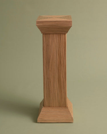 Pedestal de ratán tejido a mano de Mahe Homeware: pedestal de ratán de columna cuadrada con pie y remate más anchos.