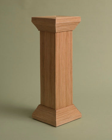 Pedestal de Mahe Homeware: pedestal visto en perspectiva con lados acanalados.