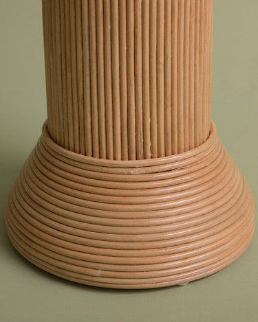 Pedestal de ratán natural vista lateral
