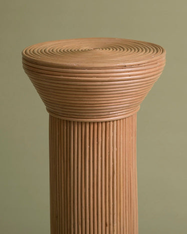 Pedestal redondo de ratán tejido