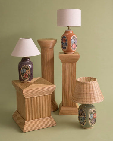 Pedestal de ratán natural para interior
