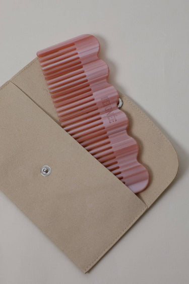 Peines de acetato rosa de Peignée Paris: una pieza dentro de su funda abierta.