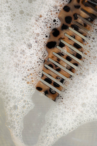 Peine de viaje de acetato con estampado de leopardo de Peignée Paris, detalle de los dientes con espuma.
