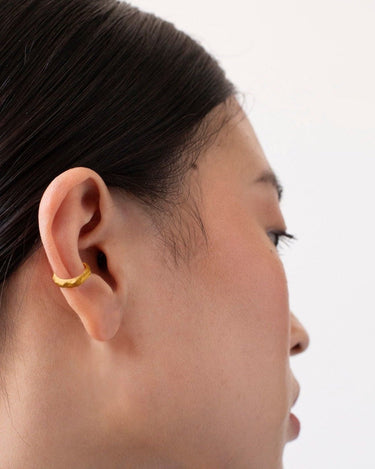 Pendiente Falso Dorado Ear Cuff SAUMA Joidart Diseño Orgánico Artesanal