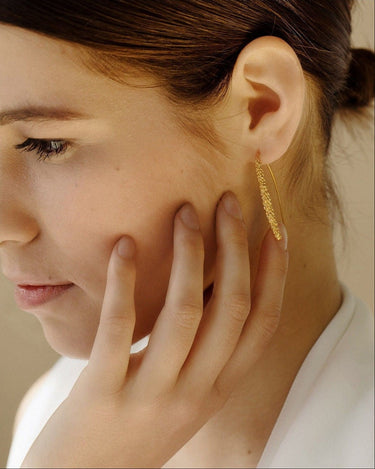 Pendientes Dorados Stardust Joidart: Diseño Bolitas Brillantes Latón Baño Oro 24K